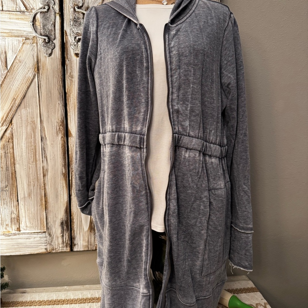 Adorable Evy's Tree Heathered Gray Hooded longer length sweatshirt!